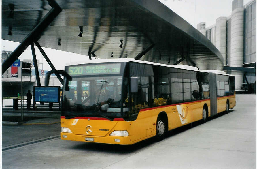 (081'002) - PostAuto Zrich - Nr. 28/ZH 780'779 - Mercedes am 18. Oktober 2005 in Zrich, Flughafen