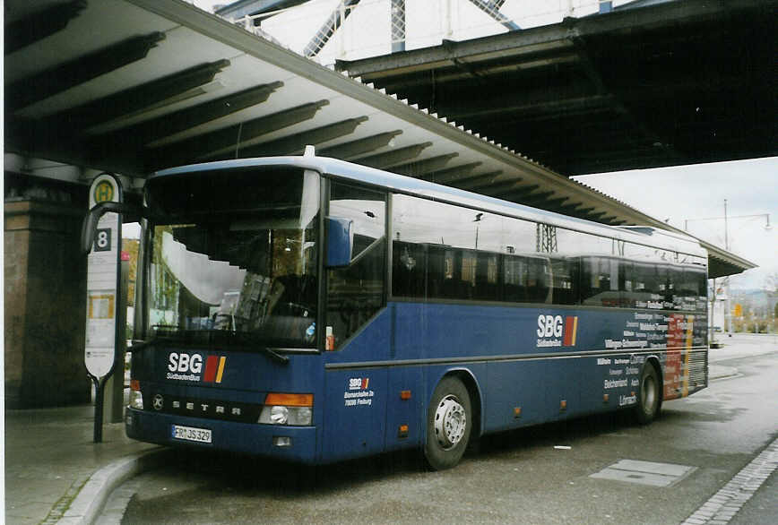 (081'708) - SBG Freiburg - FR-JS 329 - Setra am 3. Dezember 2005 beim Bahnhof Freiburg