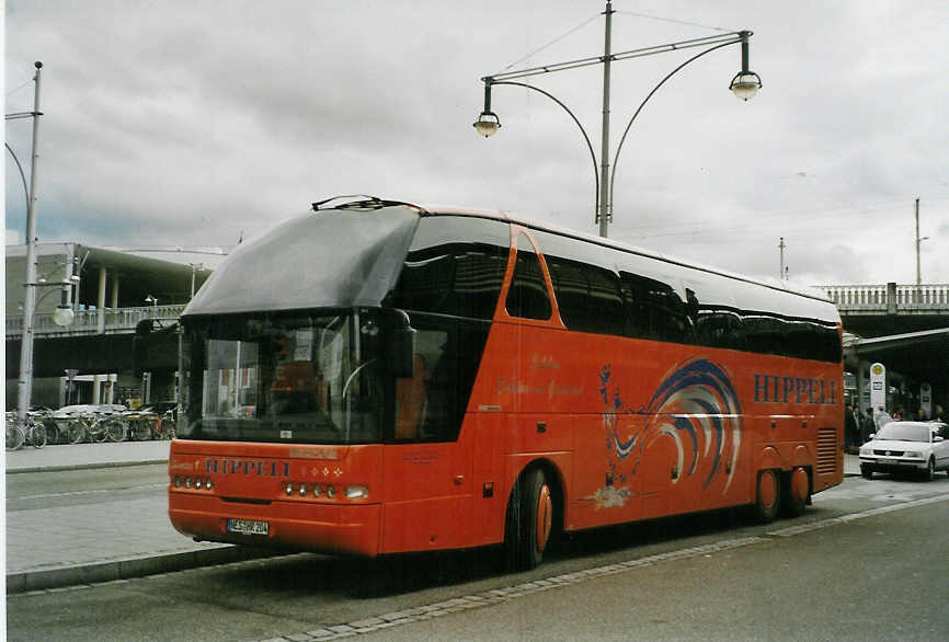 (081'712) - Hippeli, Nordrhein - NES-HR 204 - Neoplan am 3. Dezember 2005 beim Bahnhof Freiburg