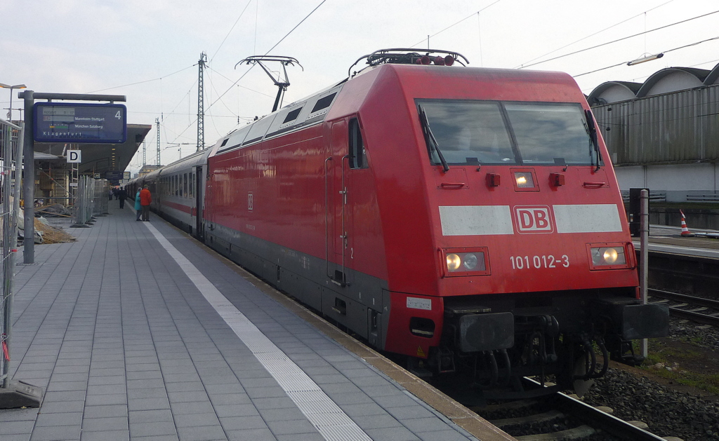 101 012-3 steht mit einem EC nach Klagenfurt in Koblenz Hbf am 10.04.2010