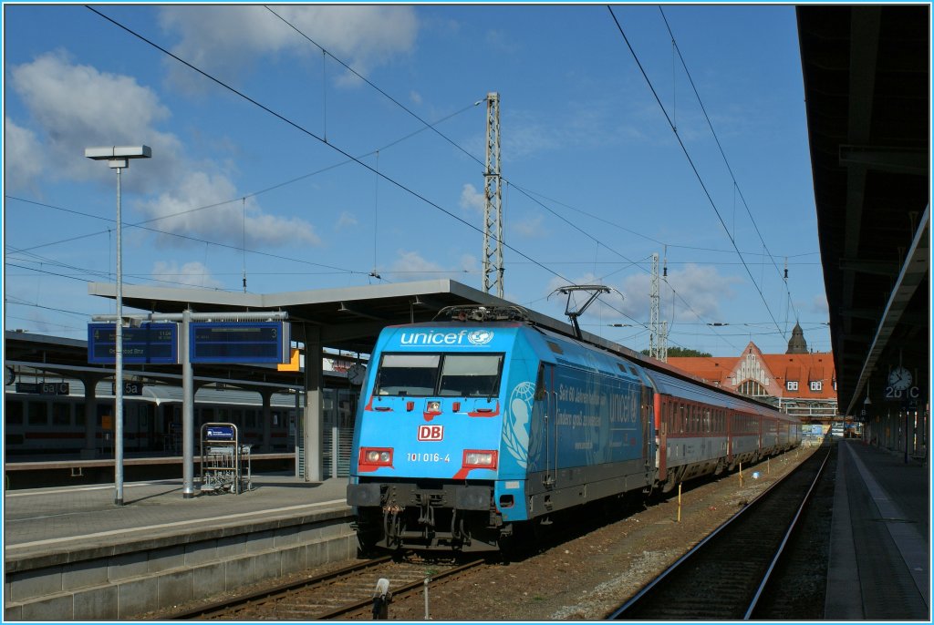 101 016-4 mit EC 173 nach Brno kurz vor der Abfahrt in Stralsund.
21. Sept. 2010