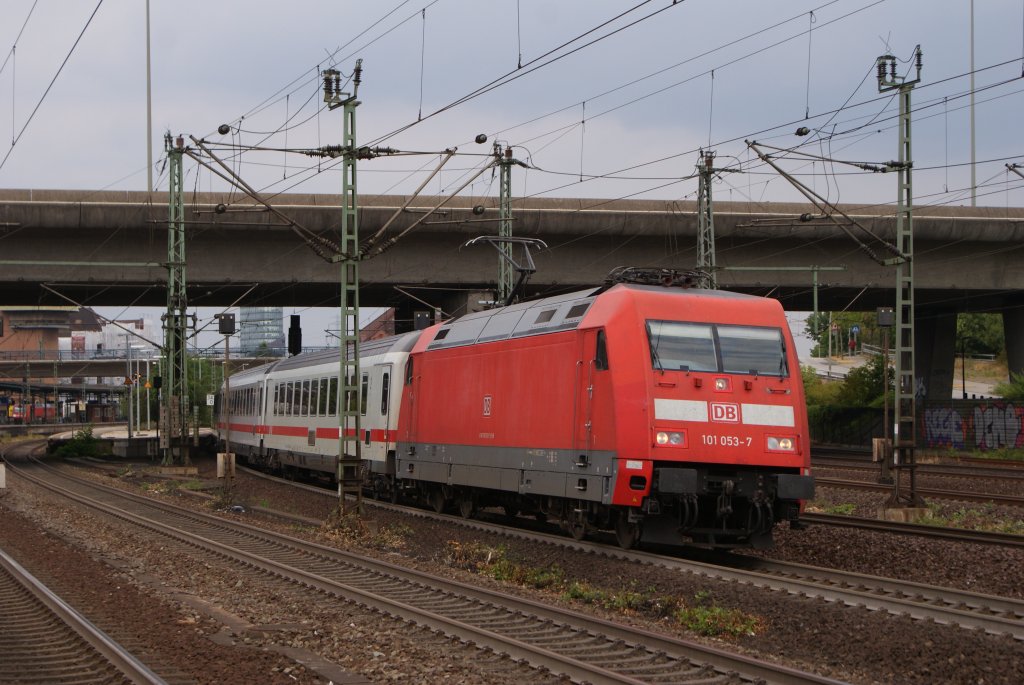 101 053-7 mit einem IC in Hamburg-Harburg am 01.08.2010