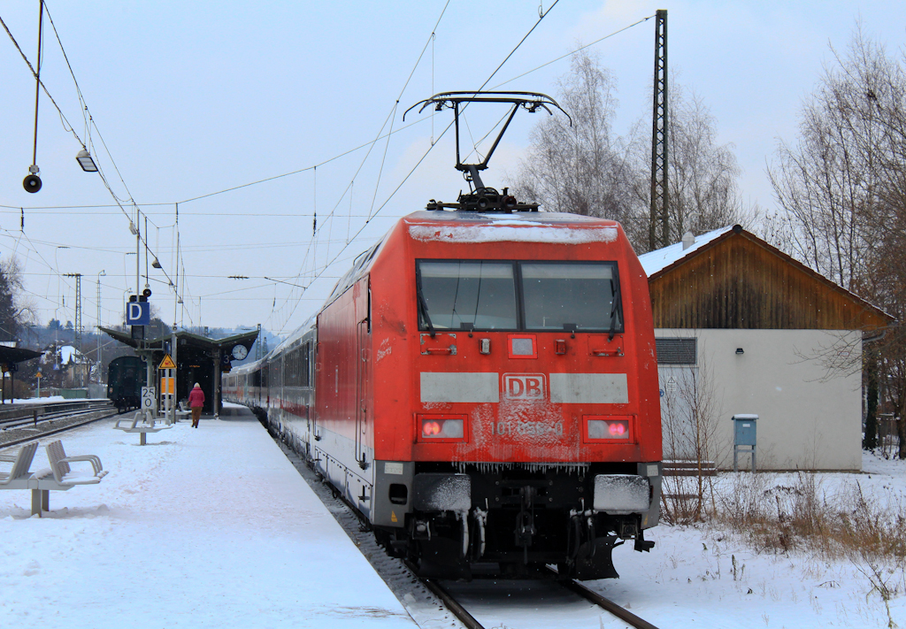 101 056-0 fhrt auerplanmig von Gleis 3 des Priener Bahnhofes. Grund war ein Sonderzug welcher rangierte. Aufgenommen am 8. Dezember 2012.