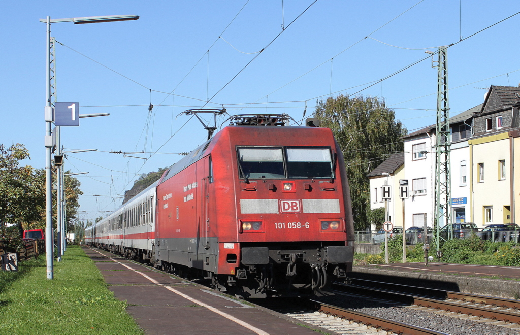 101 058-6 durchfhrt mit einem IC den Bahnhof von Bad Hnningen (Es war ein Umleiter - Keine Planleistung) (10.10.10)