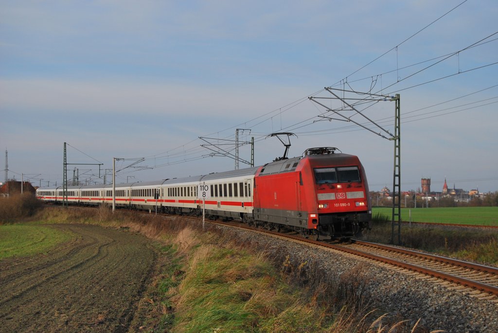 101 090 rollt mit ihrem IC durch Gragetopshof.Bedingt durch die Bauarbeiten in Plchow werden auch die IC-Zge ber die Nebenbahn Plaaz-Gstrow umgeleitet.Erst in Btzow sind die Zge wieder auf direktem Kurs Richtung Hamburg.