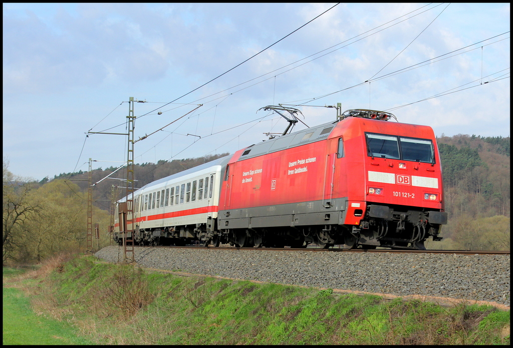 101 121 mit Intercity am 18.04.13 bei Hermannspiegel