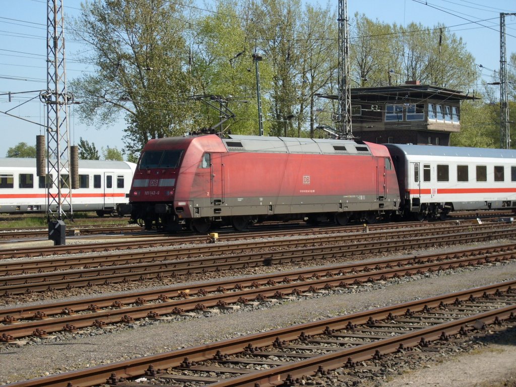 101 143 schob am 02.Mai 2009 einen IC aus den Stralsunder Hbf.