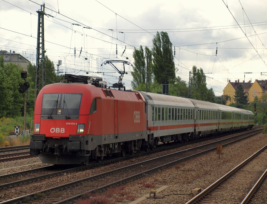 1016 003-4 zog den IC 2082  Knigsee  mit dem Zugteil Berchtesgarden durch den Mnchener Heimeranplatz am 3.8.