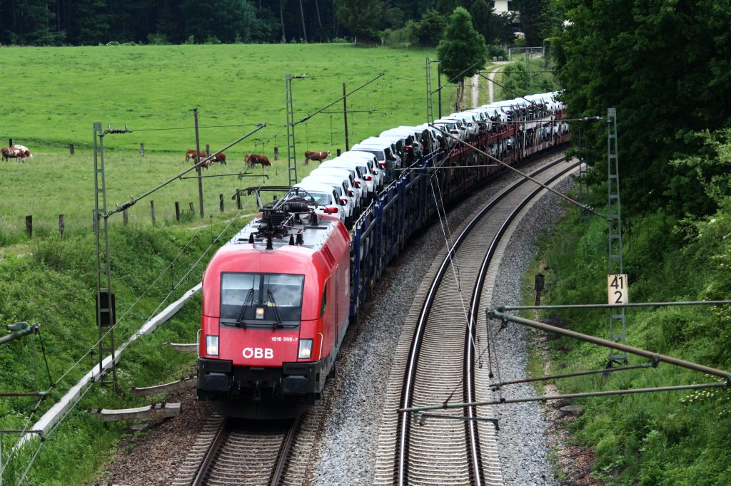 1016 006-7 mit einem Autozug am 3. Juni 2012 kurz nach bersee.