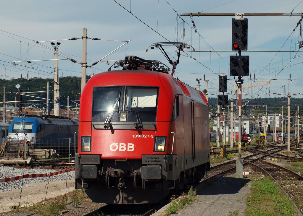 1016 027-3 rollte langsam am 11.8.11 in den Salzburger Hbf.
