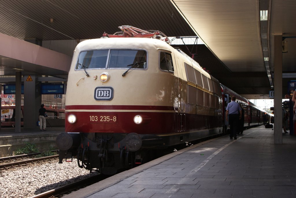103 235-5 mit dem IC 1806 nach Hamburg Altona beim Aufenthalt in Dsseldorf Hauptbahnhof am 16.07.2010