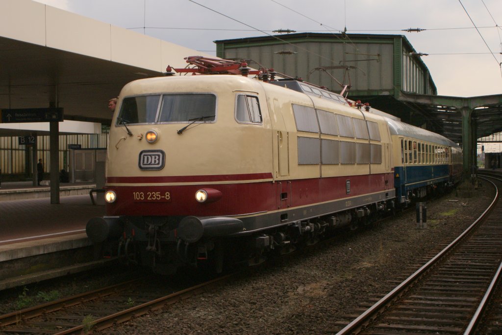 103 235-8 mit dem IC 1806 in Duisburg Hbf am 03.09.2010