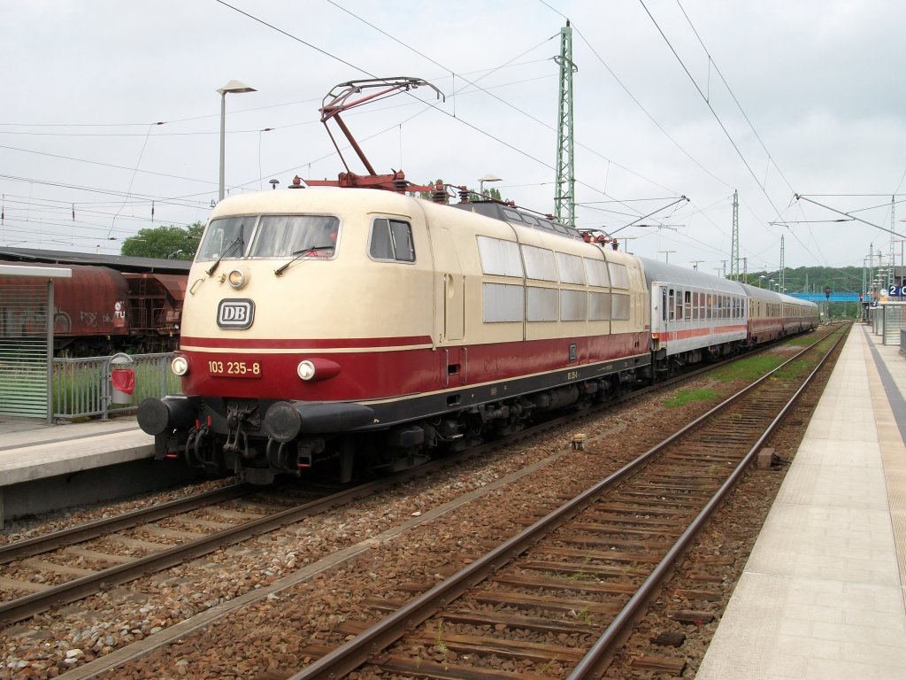 103 235 brachte am 11.Juni 2010 den WDR-Schlagerexpress von Kln nach Bergen/Rgen.