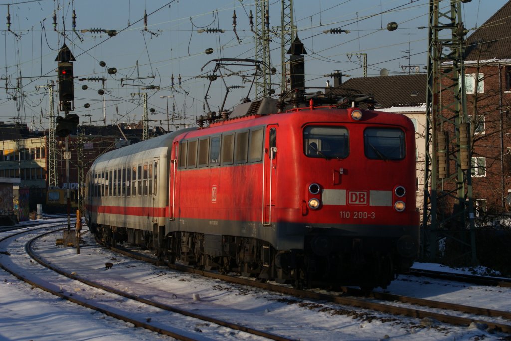 110 200-3 mit einem IC in Dsseldorf-Volksgarten am 30.12.2010