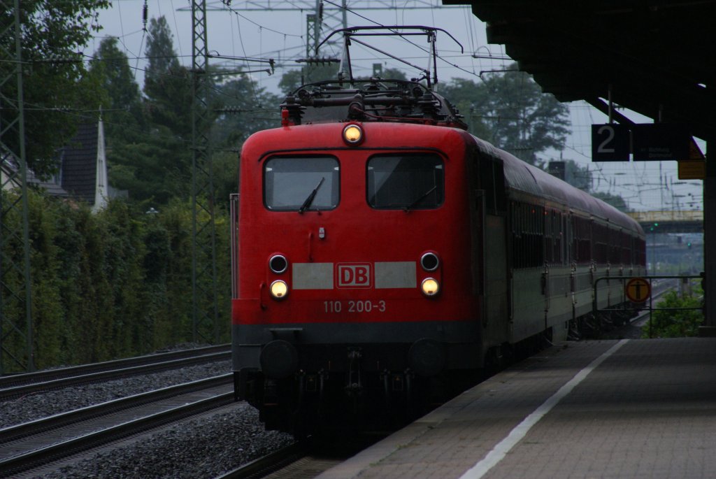 110 200-3 mit einem Sonderzug in Angermund am 07.09.2010