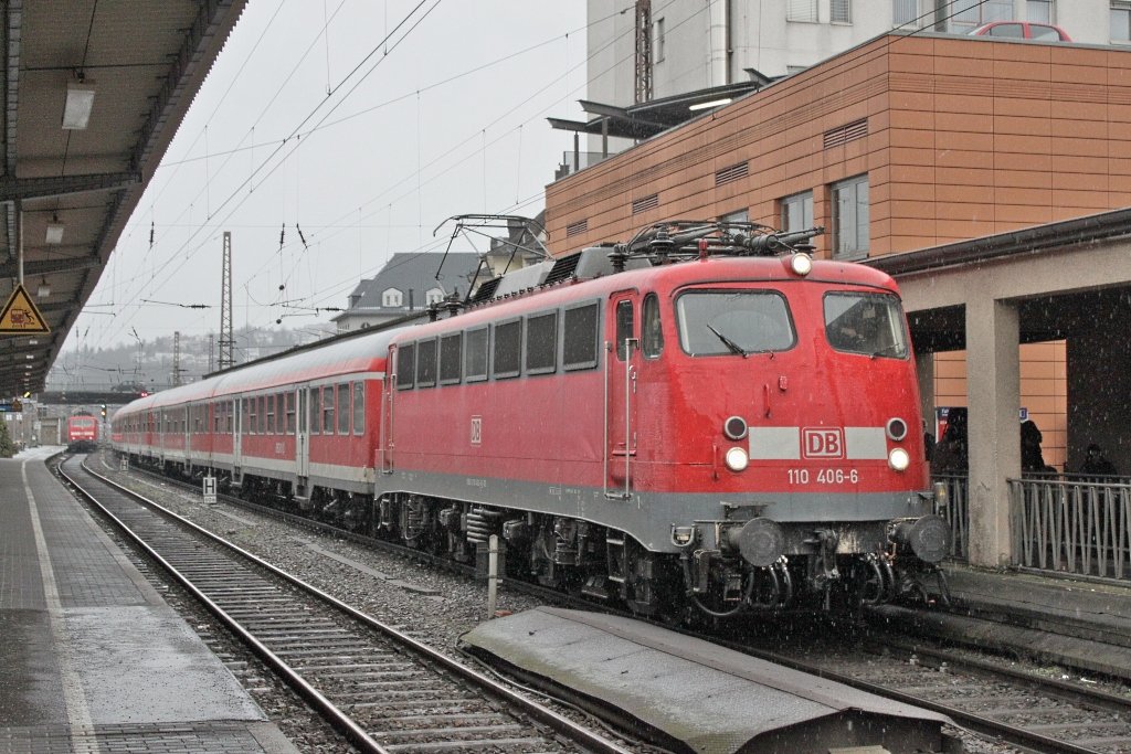 110 406 ist gerade am 29.12.09 mit einem RE aus Frankfurt in Siegen angekommen. (PS:Die weien Punkte sind Schneeflocken)
