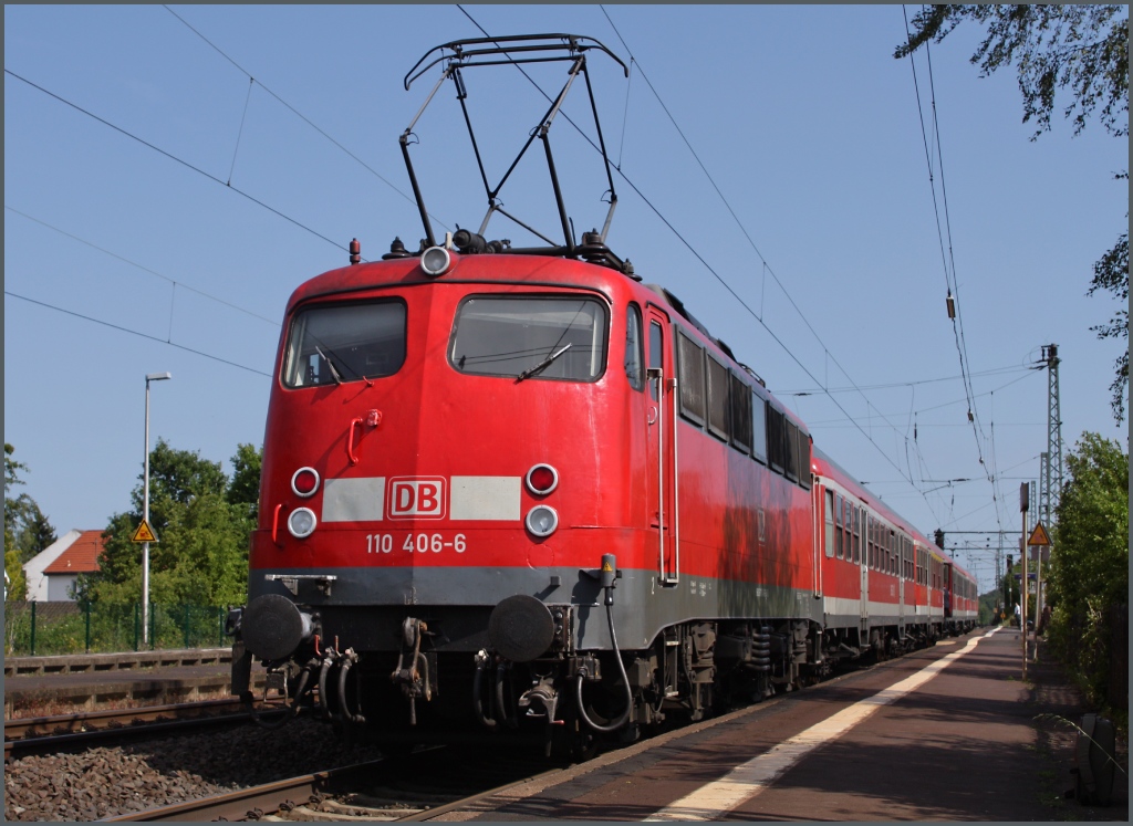 110 406 mit RB 15072 von Friedberg nach Gieen beim Zwischenhalt in Lang Gns. (03.06.11)