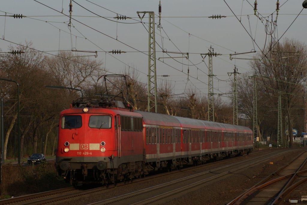 
110 426-4 mit der RB 35 von Kln nach Wesel bei der Durchfahrt durch Dsseldorf-Oberbilk am 24.03.2011