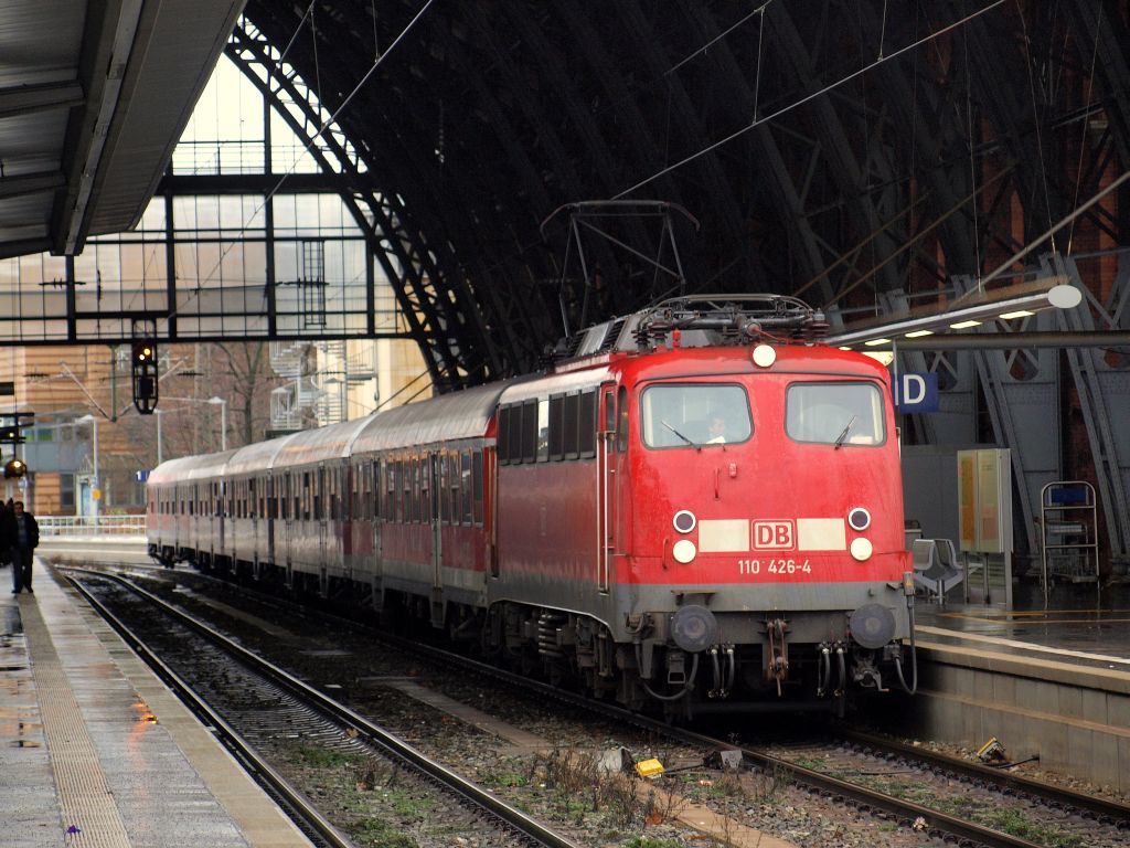 110 426-4 stand abfahrbereit mit der Regionalbahn nach Oldenburg auf Bahnsteig 1 vom Bremer Hbf am 11.12.