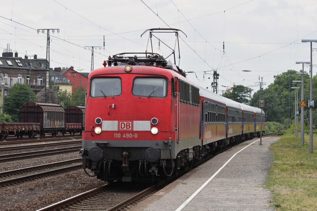 110 490 mit DZ 2760 von Ingolstadt Hbf nach Kln Messe/Deutz am 19.07.11 in Kln West