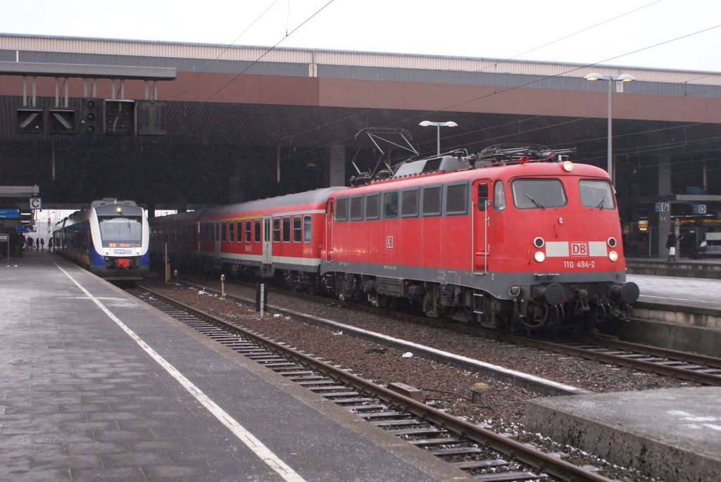 110 494-2 mit einem RE 4 Verstrker in Dsseldorf Hbf am 12.02.2010