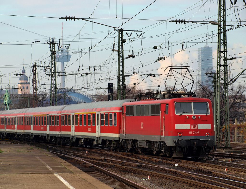 111 014-7 schob die RB 48 aus dem Bahnhof Kln Messe/Deutz am 20.11 in Richtung Kn Hbf.