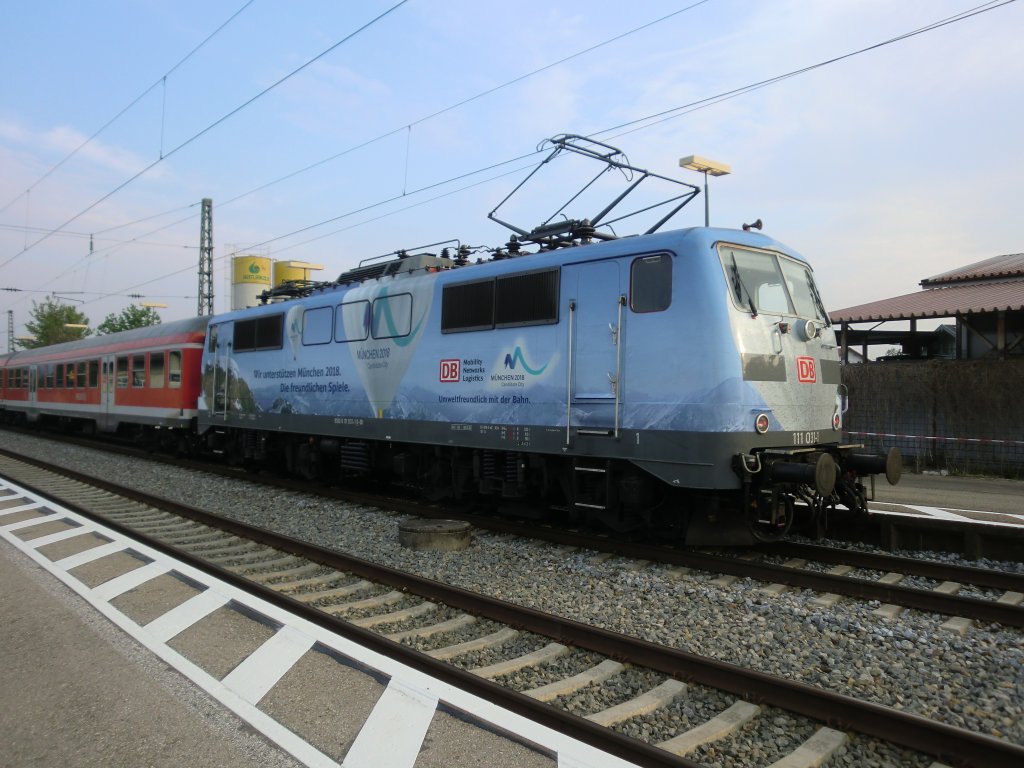 111 031-1 erwischten wir nun auch endlich. Die  Olympia-Lok  befand
sich am Zugende eines Regionalzuges auf der Fahrt von Salzburg nach Mnchen. Aufgenommen am 27.04.2011 in Bernau am Chiemsee.