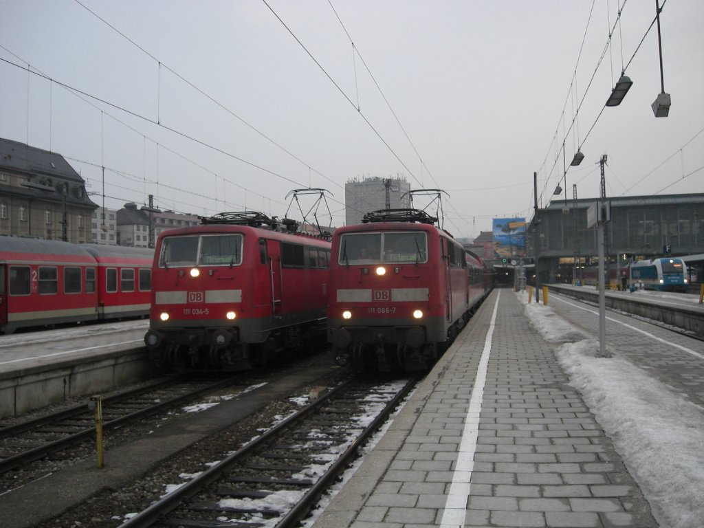 111 034-5 kam gerade aus Mittenwald und 111 066-7 ist auf dem Weg dorthin.
Festgehalten am 5. Februar 2010 im Auenbereich des Mnchner Hauptbahnhofes.