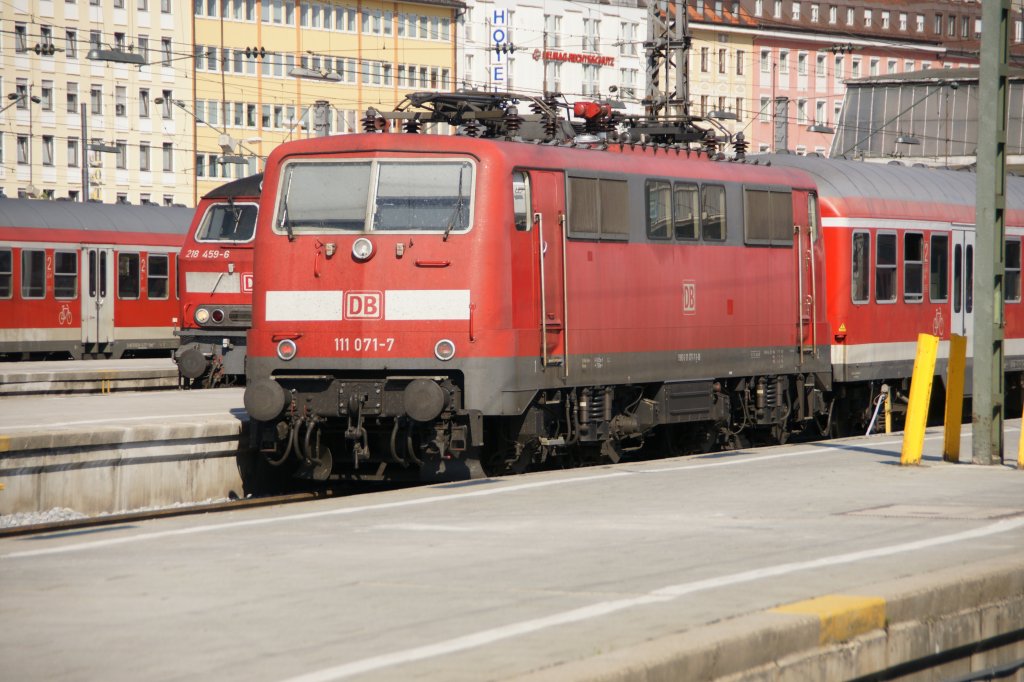 111 071-7 im Aussenbereich des Mnchner Hauptbahnhofes am 25. April 2011.