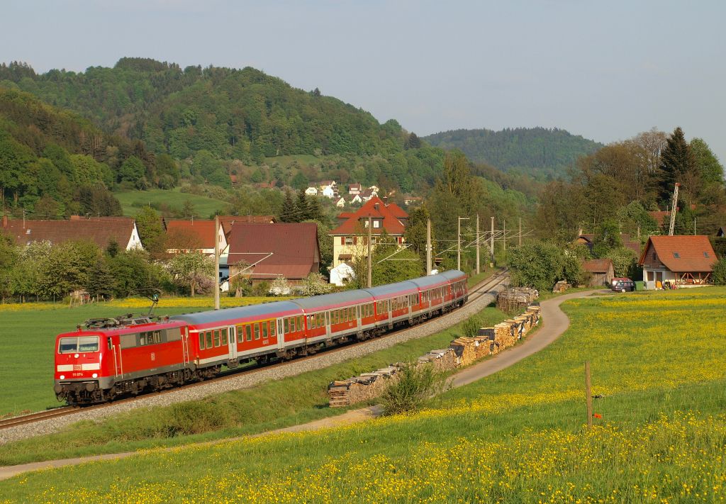 111 074 donnerte mit dem Regionalexpress von Nrnberg Hbf nach Stuttgart Hbf durch Schleiweiler am 25.4.11