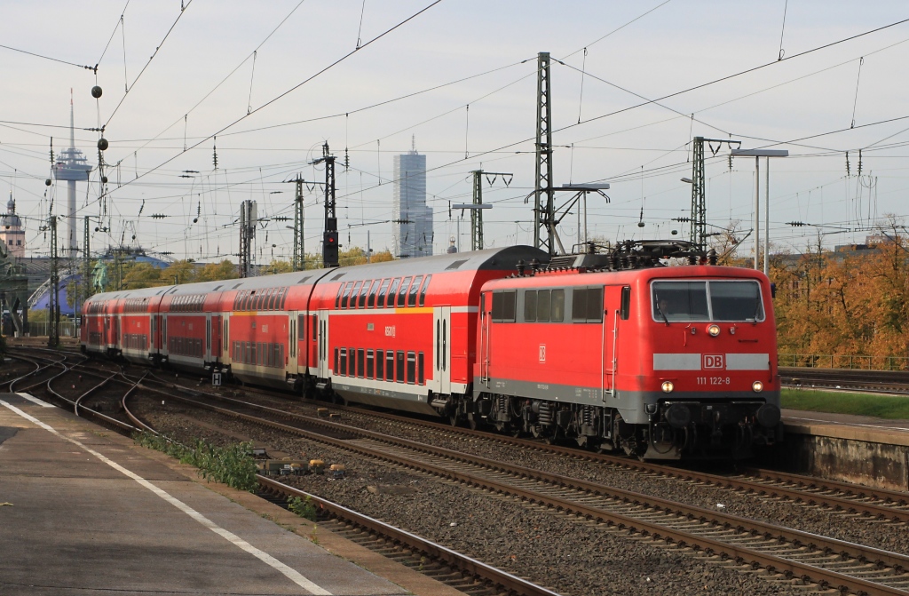 111 122 mit RE 9 in Richtung Siegen am 29.10.10 in Kln Deutz