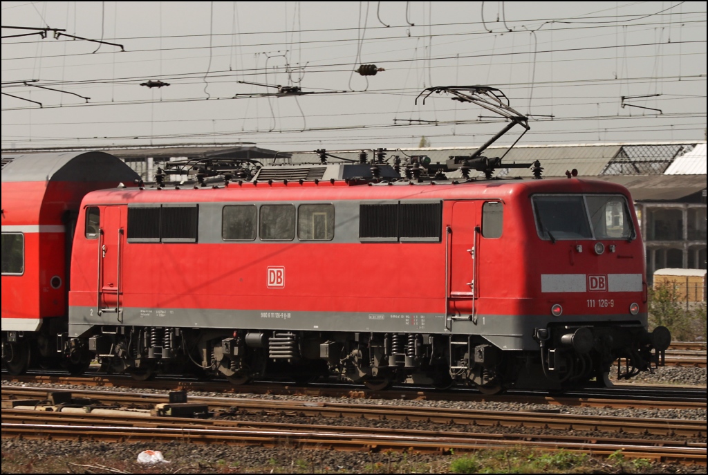 111 126 mit einem Regionalexpress in Richtung Dsseldorf am 09.04.11 in Duisburg
