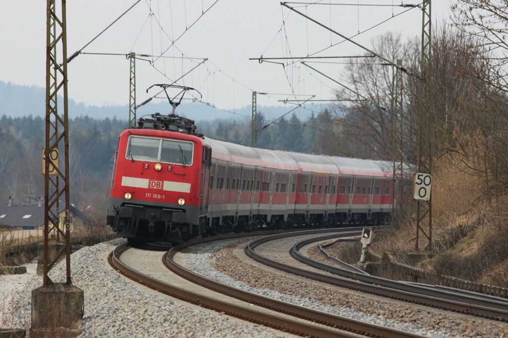 111-168 der DB legt sich mit RB bei Ostermnchen (Mnchen - Rosenheim) am 12.3.2011 in die Kurve.