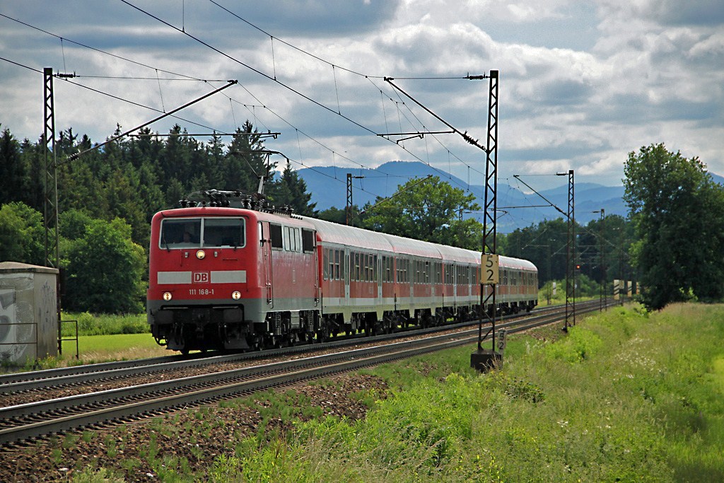 111 168 der DB zieht die RB Mnchen - Salzburg aus dem Inntal von Rosenheim herauf. Abgelichtet bei Stephanskirchen am 12.6.2011.