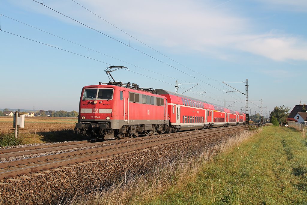 111 199 am 03.Oktober 2012 bei Herbertshofen in Richtung Augsburg. 111 209 schiebt am ende, nach.