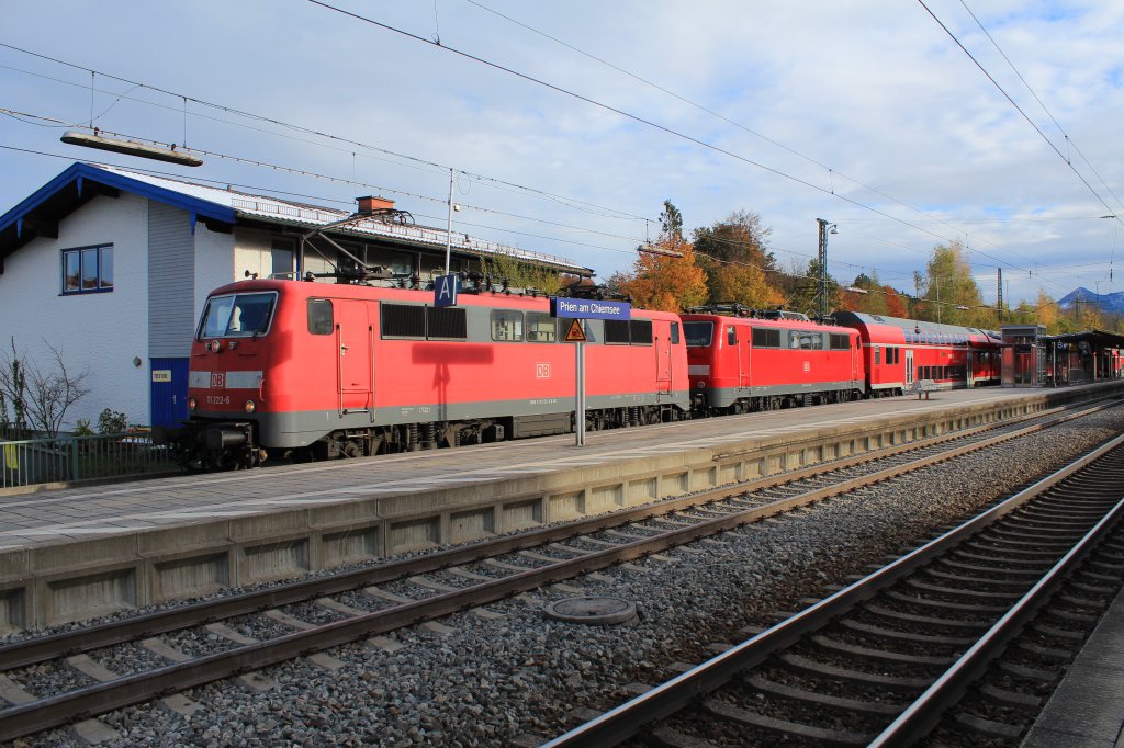 111 222-6 mit einer defekten Schwesterlok vor dem RE nach Mnchen. Am 30. Oktober 2012 im Bahnhof von Prien am Chiemsee, mit halbstndiger Versptung aufgenommen.