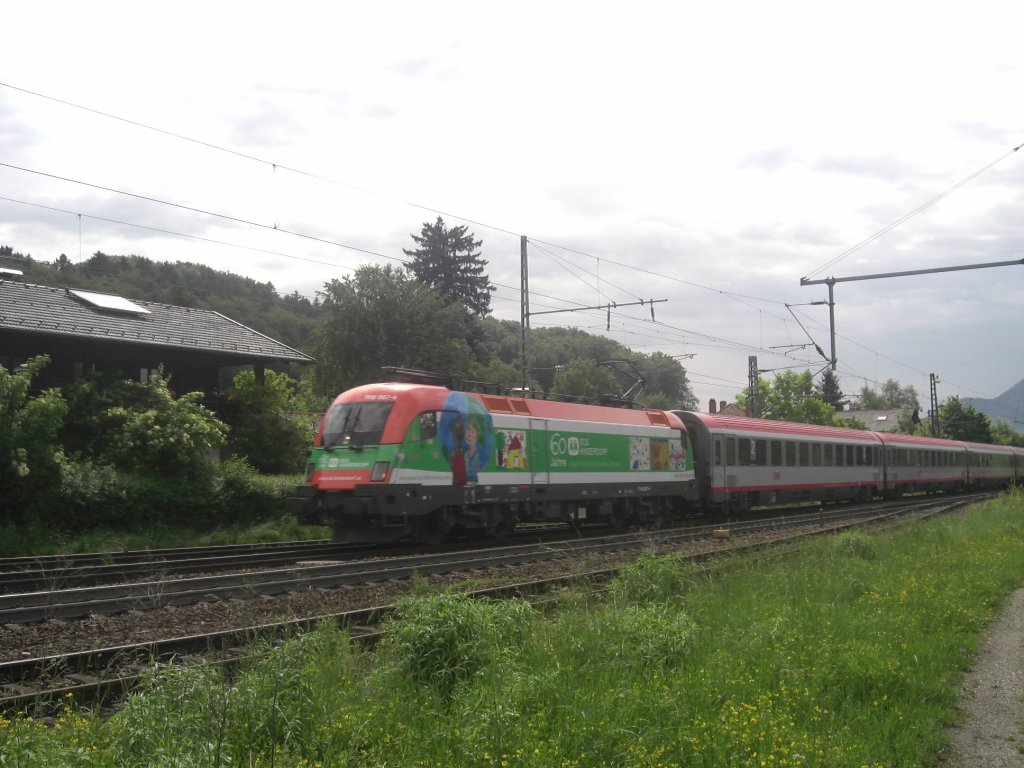 1116 027-4 der  SOS Kinderdorf  - Taurus bei der Durchfahrt des
Bahnhofs von Prien am Chiemsee.