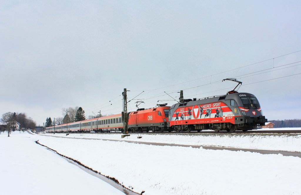 1116 138-9 und 1116 056-3 mit einem Korridorzug in Richtung Salzburg am 16. Februar 2013, bei bersee am Chiemsee unterwegs.