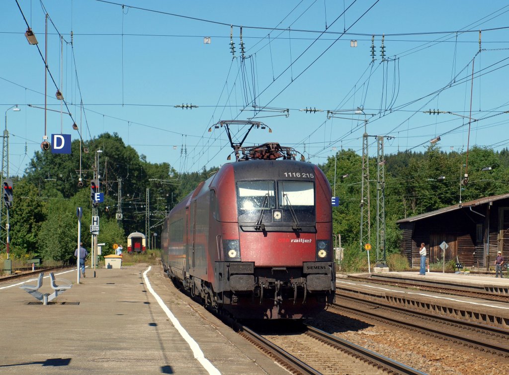 1116 215 fuhr mit einem Railjet durch den Traunsteiner Bahnhof am 1.8.
