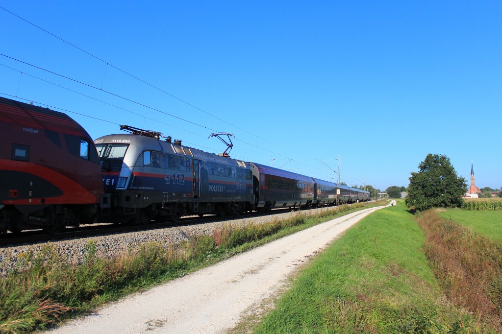 1116 250  Polizei-Lok  war am 9. September 2012 zwischen zwei Railjet-Garnituren eingereiht. Aufgenommen bei bersee am Chiemsee.