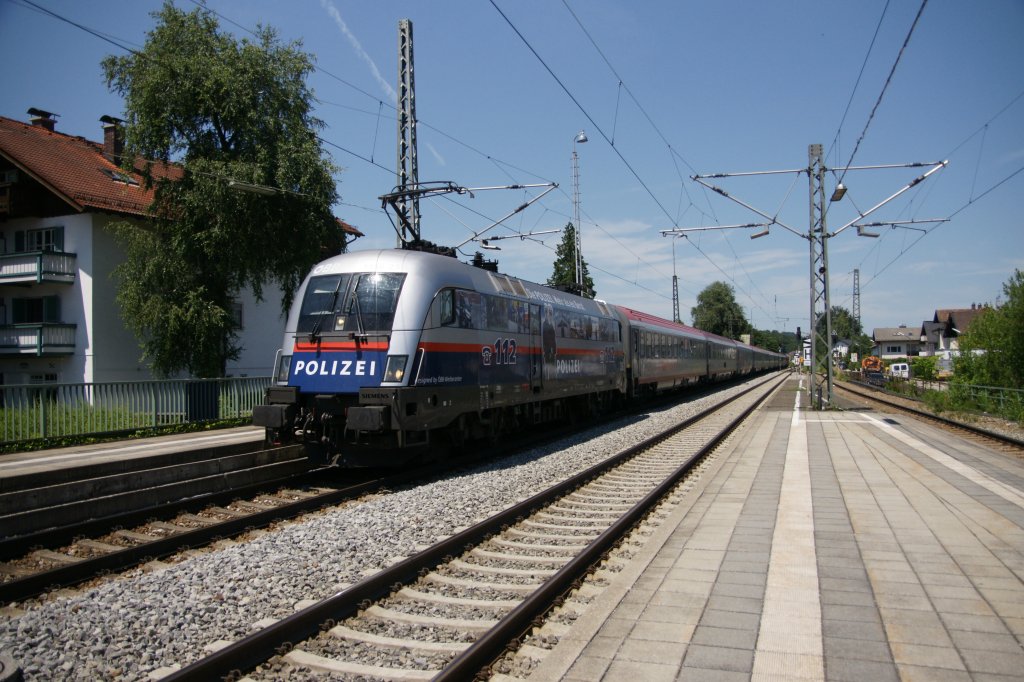 1116 250 der  Polizei-Stier  am 22. Juni 2011 bei der Einfahrt in den Bahnhof von Prien am Chiemsee.