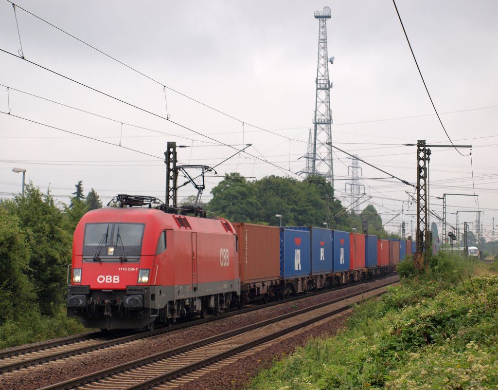 1116 256-7 fuhr mit einem langen Containerzug durch Hannover-Ahlten am 12.8