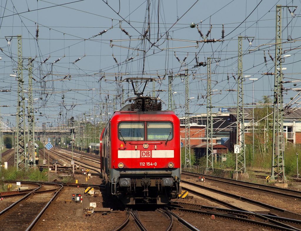 112 154-0 heulte mit dem RE nach Hamburg Hbf in den Bahnhof Neumnster am 21.4.11.