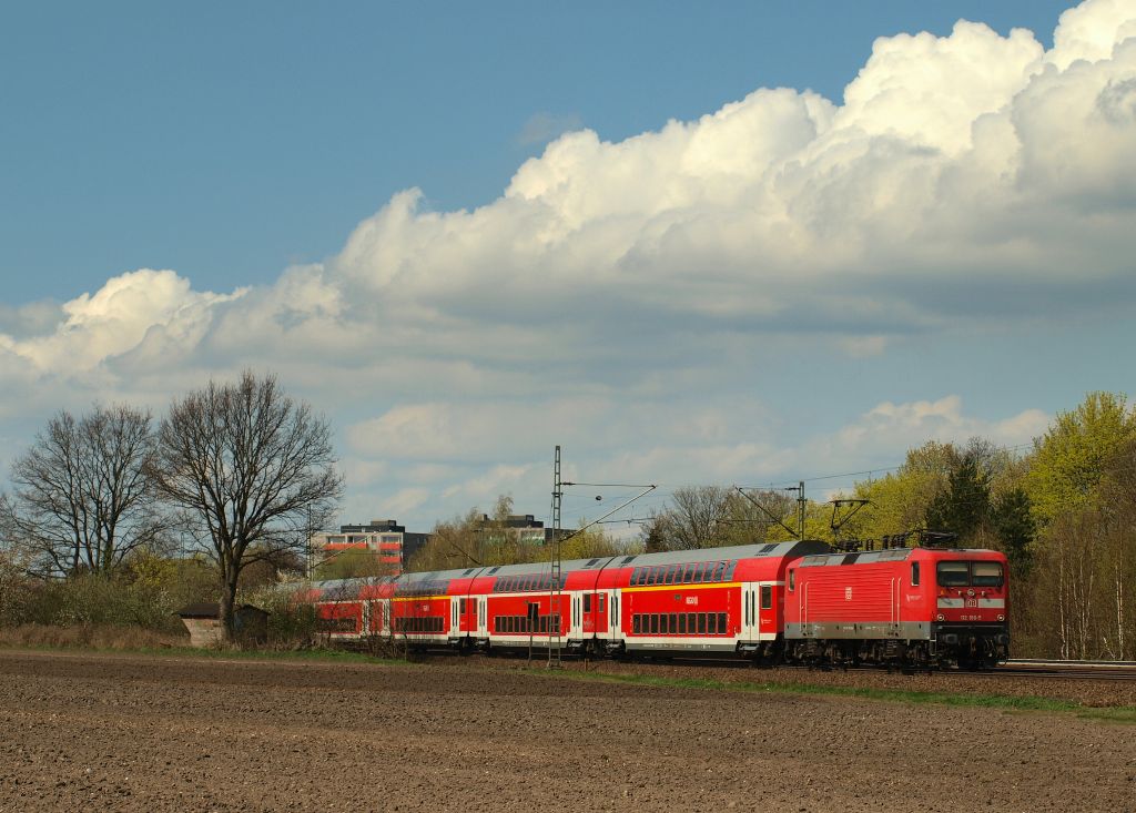 112 180-5 zog den Regionalexpress aus Kiel durch Halstenbek am 17.4.