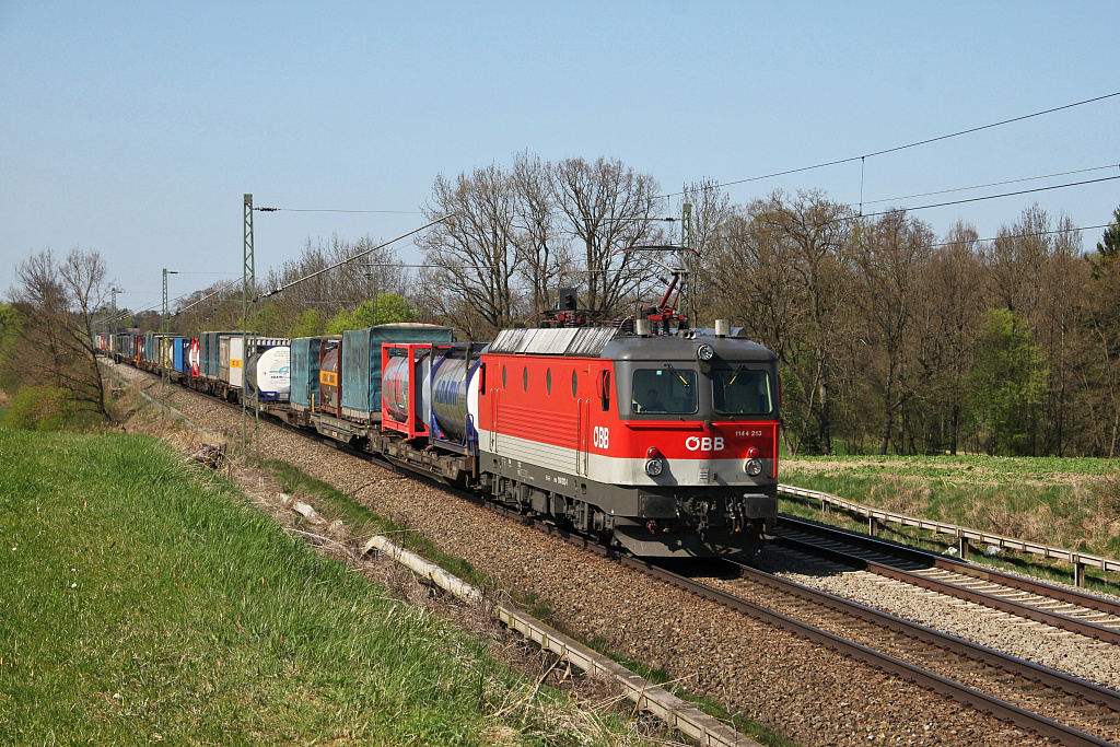 1144-213 der BB mit KLV-Zug bei Hilperting zwischen Mnchen und Rosenheim am 9. Apr. 2011.