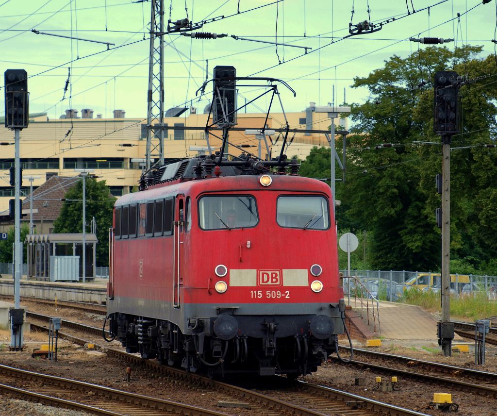 115 509-2 schlich aus dem Stralsunder Bahnhof.
