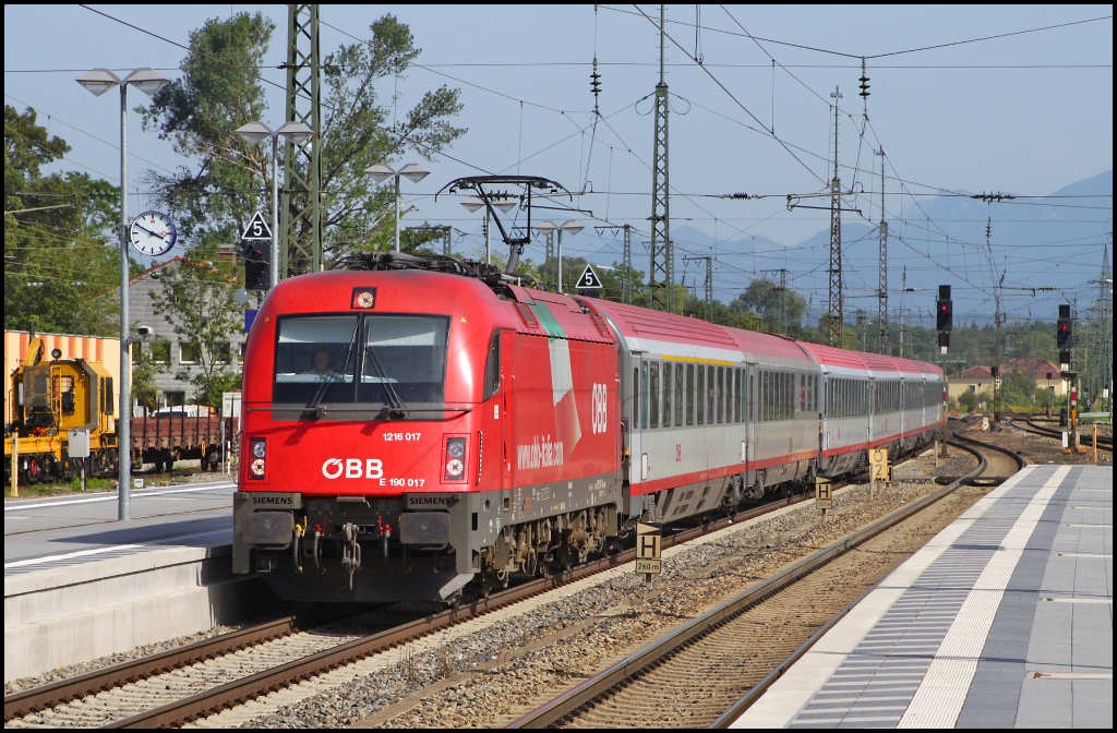 1216 017 mit einem EC in Richtung Mnchen bei der Einfahrt in den Bahnhof von Rosenheim. (22.08.11)