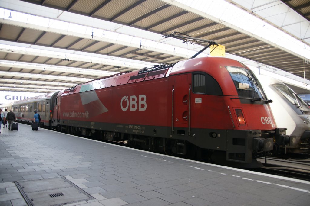 1216 018-2 fuhr soeben in den Mnchner Hauptbahnhof ein. Aufgenommen am 25. April 2011.