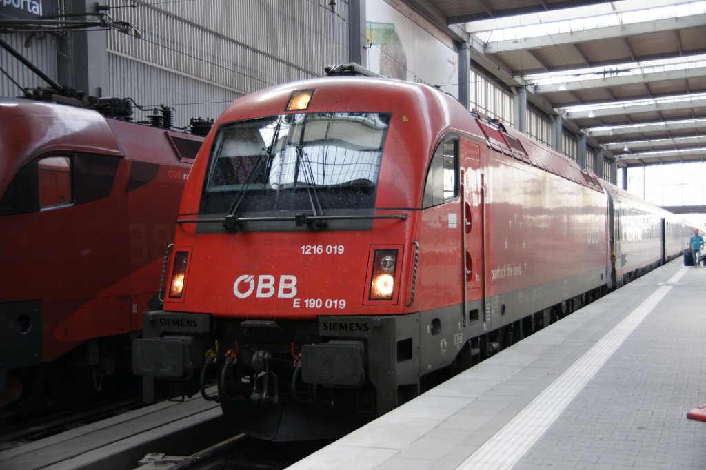 1216 019 kurz nach der Einfahrt in den Mnchner Hauptbahnhof am 24. April 2011.