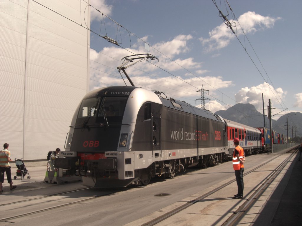 1216 025 der  Weltrekord-Taurus  in Wrgl, anlsslich des Bahnhoffestes
 150 Jahre Eisenbahn in Tirol 